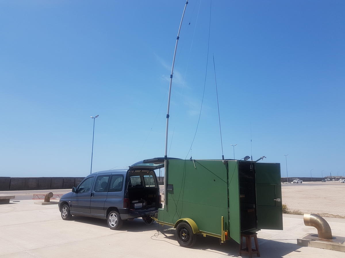 Shelter móvil de la estación LU5DTF con mástil de antena desplegado